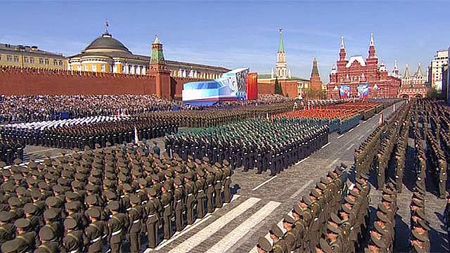 Toàn cảnh Lễ duyệt binh kỷ niệm 70 năm Ngày Chiến thắng trong chiến tranh vệ quốc vĩ đại tại Quảng trường Đỏ (Matxcơva, Nga) năm 2015.